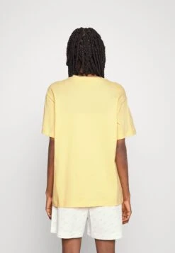 Nike Sportswear Tee - T-Shirt Basique - Topaz Gold/White -Stradivarius Soldes 1d6d9677462544eba7173627dd96935a