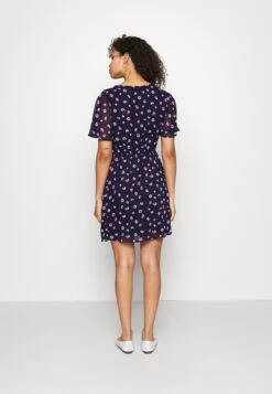 Anna Field V-Neck Sleeve Dress - Robe De Jour - Dark Blue/Pink 15 Anna Field V-Neck Sleeve Dress - Robe De Jour - Dark Blue/Pink -Stradivarius Soldes 20c3fd60e6cc419788b7049ae2711e0a