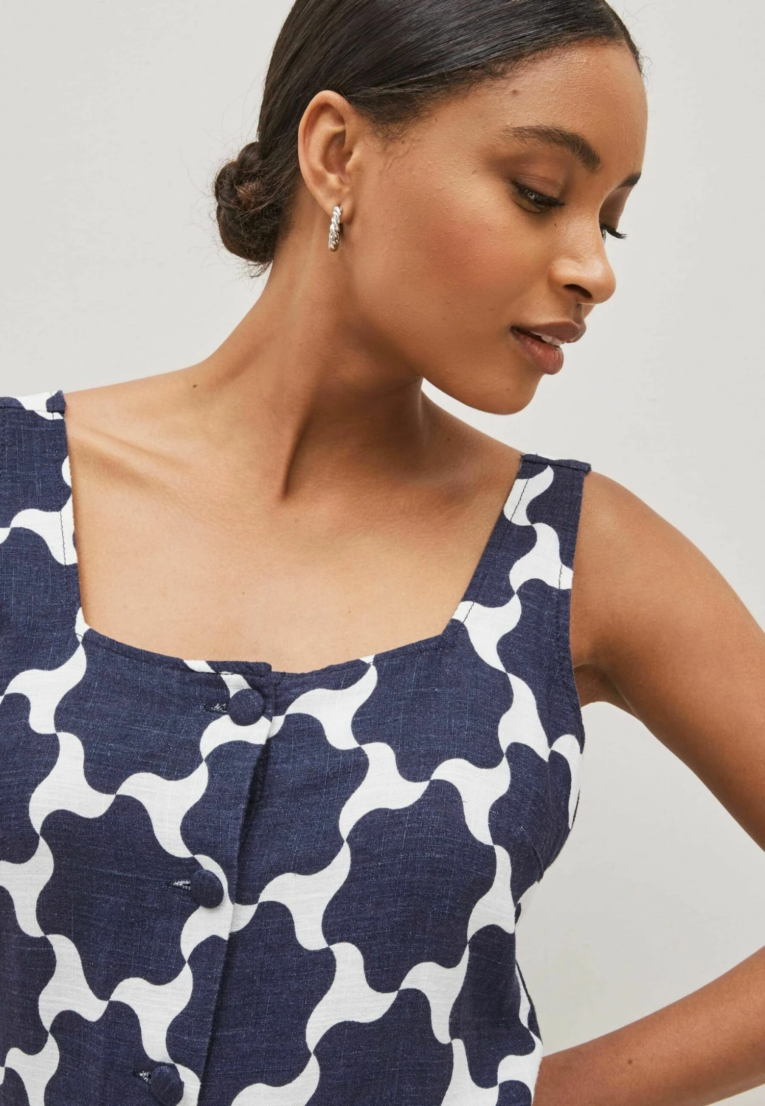 Next Button Down Blend Standard - Robe De Jour - Navy Blue Geo Placement Print 6 Next Button Down Blend Standard - Robe De Jour - Navy Blue Geo Placement Print – Image 4