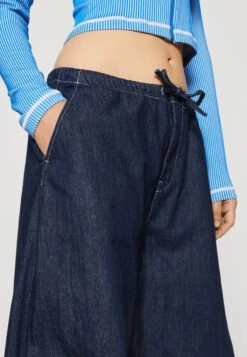 WEEKDAY Luisa Baggy Parachute Trousers - Jean Boyfriend - Blue Rinse -Stradivarius Soldes 3578a398f3064740806be3d373864342