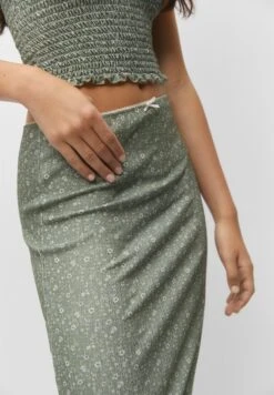 PULL & BEAR Floral-Midi - Jupe Crayon - Green -Stradivarius Soldes 4be784bdf2d74a629f7d000a000254ec