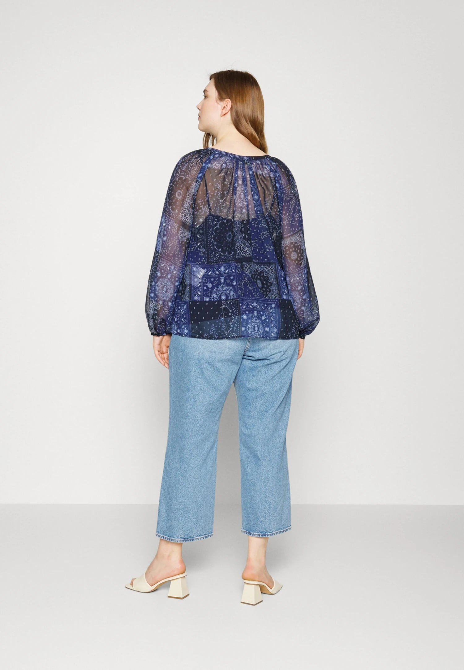 Levi's® Plus Ribcage - Jean Boyfriend - Light Indigo Worn In 4 Levi's® Plus Ribcage - Jean Boyfriend - Light Indigo Worn In – Image 3