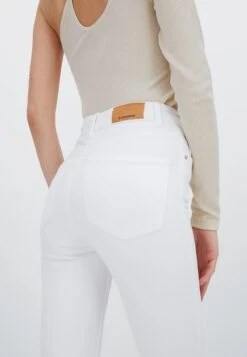 Stradivarius Regular Waist - Jeans Skinny - White -Stradivarius Soldes 6003b9106f044ef8a3f6fd459942b1fc