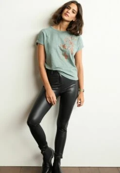 Next Crew Neck Short Sleeve Standard - T-Shirt Imprimé - Sage Green Embellished Star -Stradivarius Soldes 700b7e0789454cf3b3f8166a5b21af64