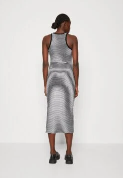 Gestuz Drew Striped Long Dress - Robe Pull - Black/White -Stradivarius Soldes 776420f7f56e4f19a0948e9116d81da0