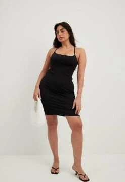 NA-KD Mit Rückenträgern - Robe Fourreau - Black