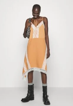 TWINSET Simple Beauty - Robe De Soirée - Bic.Hazel/Neve -Stradivarius Soldes 8d27566e41bf4278af0e97c0c7850147