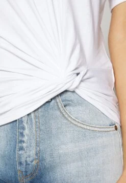 Victoria Beckham Knot Detail Tee - T-Shirt Basique - White 15 Victoria Beckham Knot Detail Tee - T-Shirt Basique - White -Stradivarius Soldes 9294c1c507694f89b2fa52d95e953772