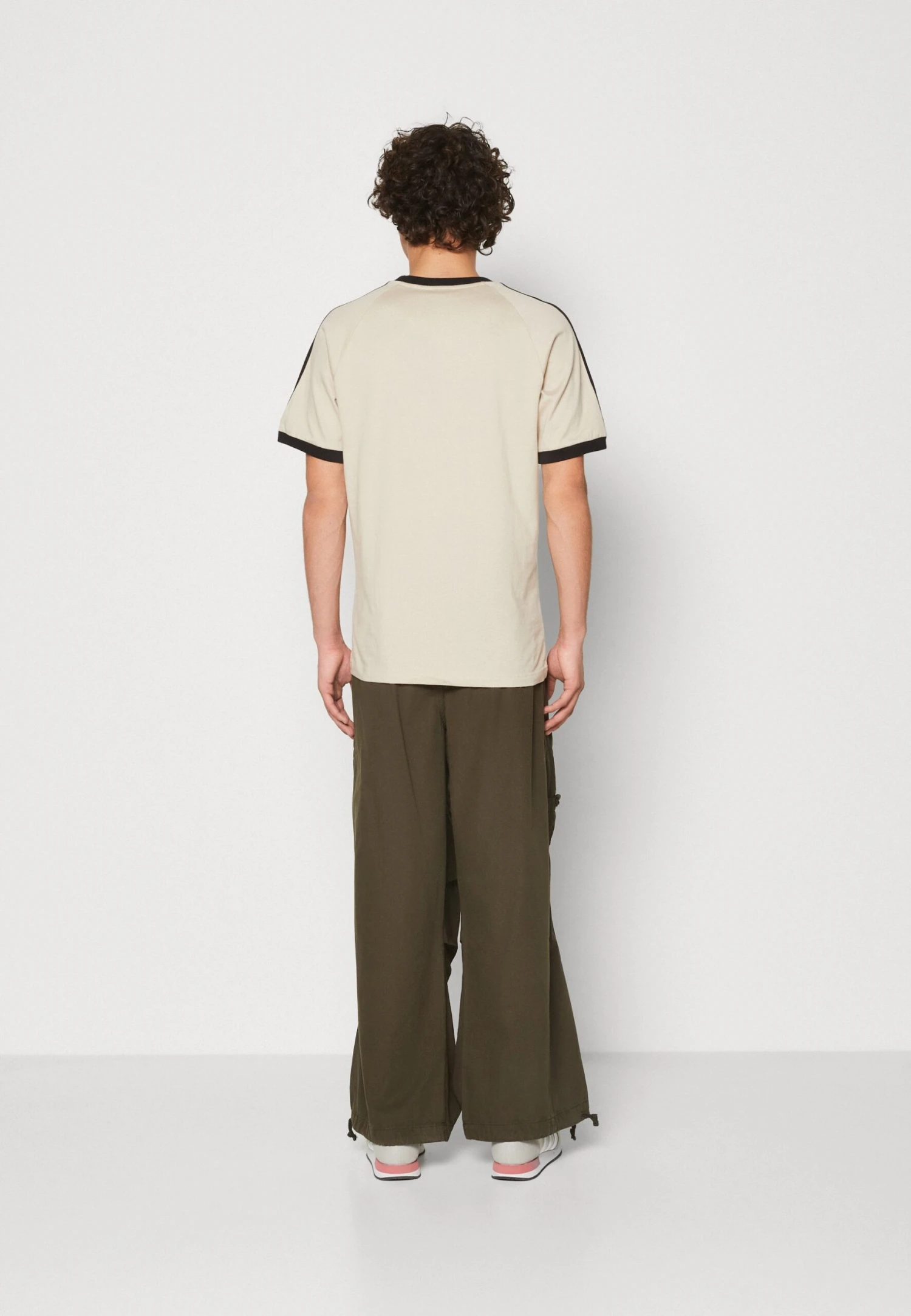 Adidas Originals 3 Stripes Tee Unisex - T-Shirt Imprimé - Beige 5 Adidas Originals 3 Stripes Tee Unisex - T-Shirt Imprimé - Beige – Image 3