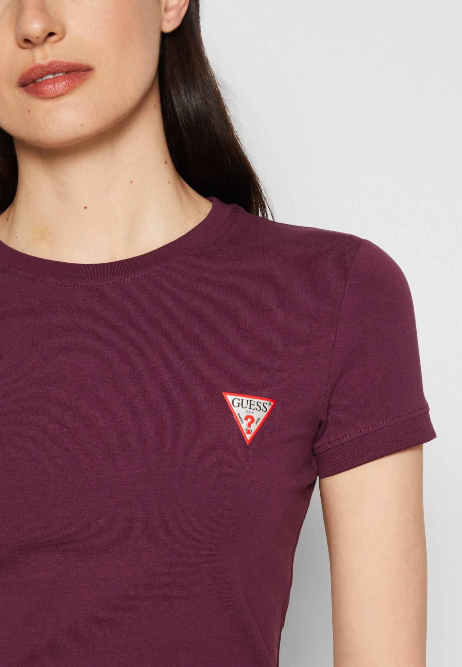 Guess Ss Cn Mini Triangle Tee - T-Shirt Basique - Black Cherry 7 Guess Ss Cn Mini Triangle Tee - T-Shirt Basique - Black Cherry – Image 5