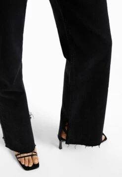 BERSHKA Comfort Straight With Side Slit - Jean Bootcut - Black -Stradivarius Soldes b71f80f31f5d408e9aeadfa28c5d3cfa