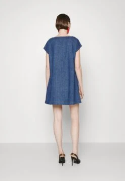 LOVE MOSCHINO Robe En Jean - Blue Denim 10 LOVE MOSCHINO Robe En Jean - Blue Denim -Stradivarius Soldes c4ff90310da74e818724bc7e687964d3