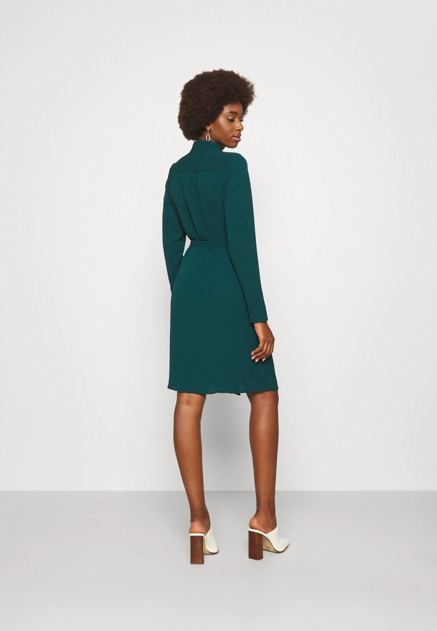 Vero Moda Tall Vmsaga Dress - Robe Chemise - Sea Moss 5 Vero Moda Tall Vmsaga Dress - Robe Chemise - Sea Moss – Image 3