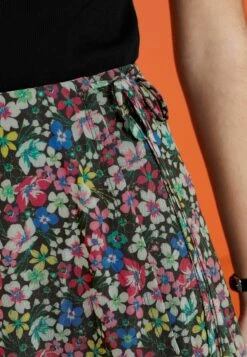 Next Tie Detail Standard - Jupe Trapèze - Black Floral -Stradivarius Soldes eb729e4ec85640a3bbe04f7ce48a5443