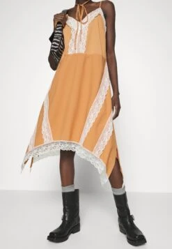 TWINSET Simple Beauty - Robe De Soirée - Bic.Hazel/Neve -Stradivarius Soldes f6b097da782d456da653988896c2b380