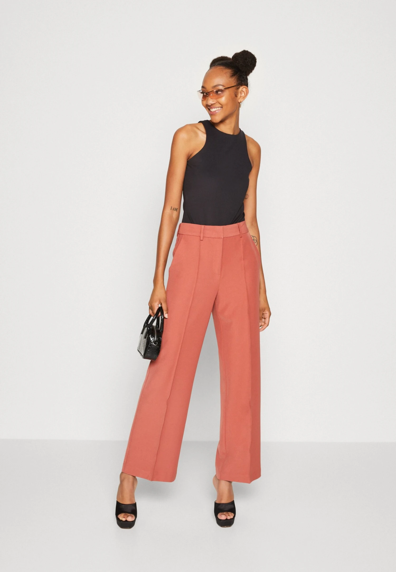 Yaslauren - T-Shirt Basique - Black 4 Yaslauren - T-Shirt Basique - Black – Image 2